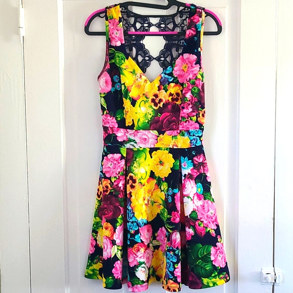 Medium Floral Spring Dress w/ Crochet "Backless"🌷